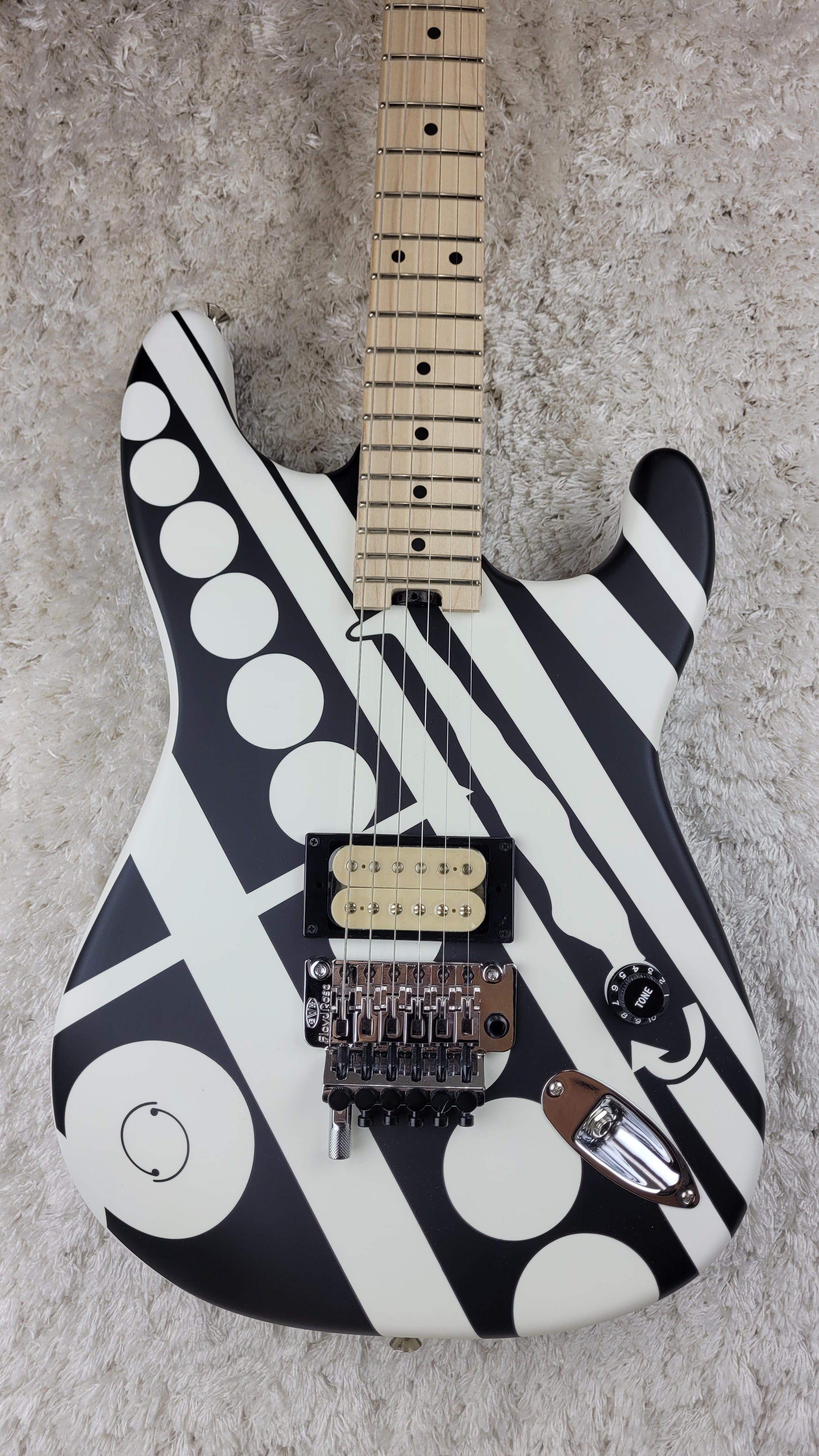 EVH Striped Series Circle Satin w/ Gig Bag