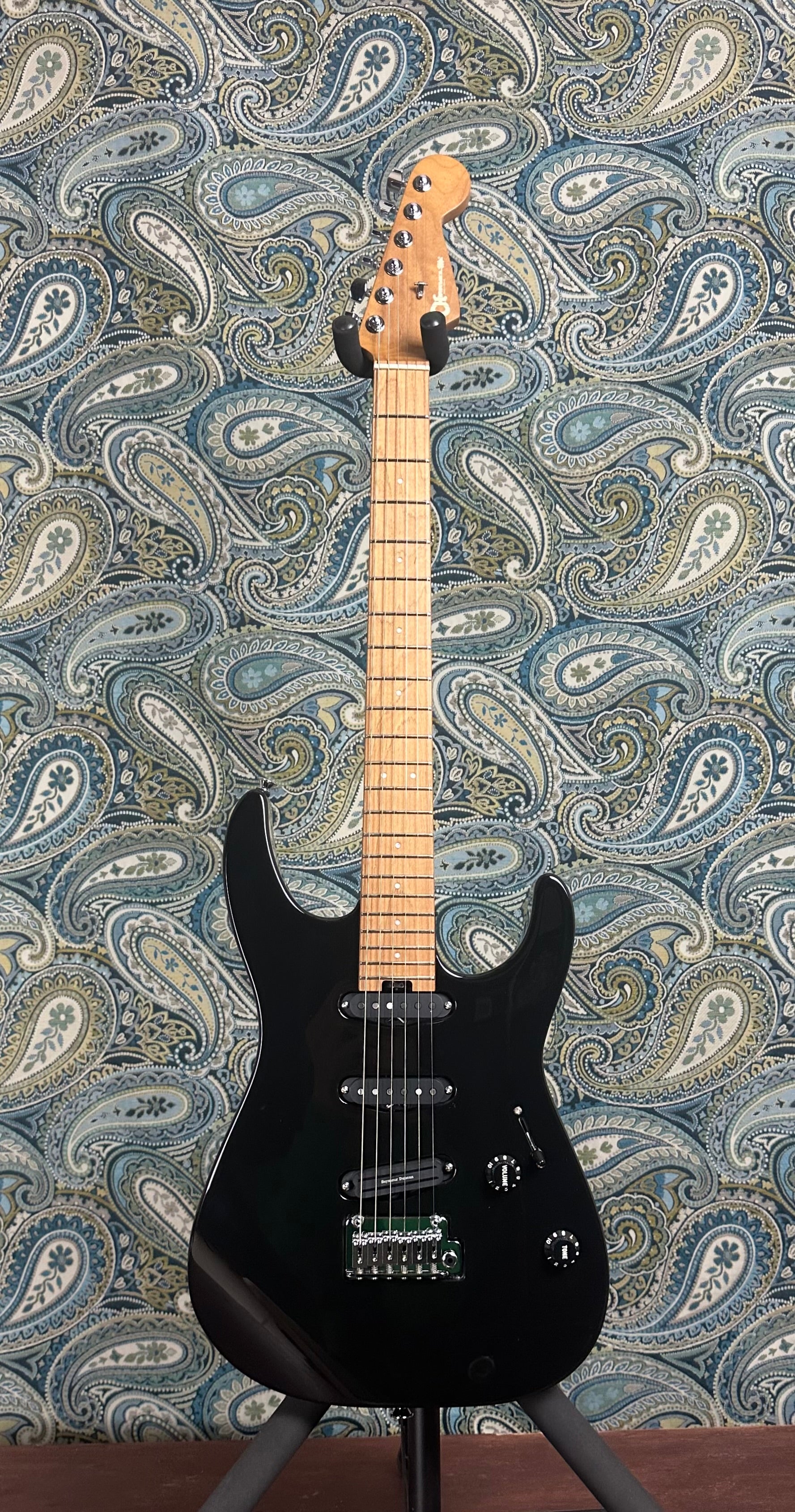 Charvel Pro-Mod DK22 SSS 2-Point Trem Caramelized Maple Gloss Black