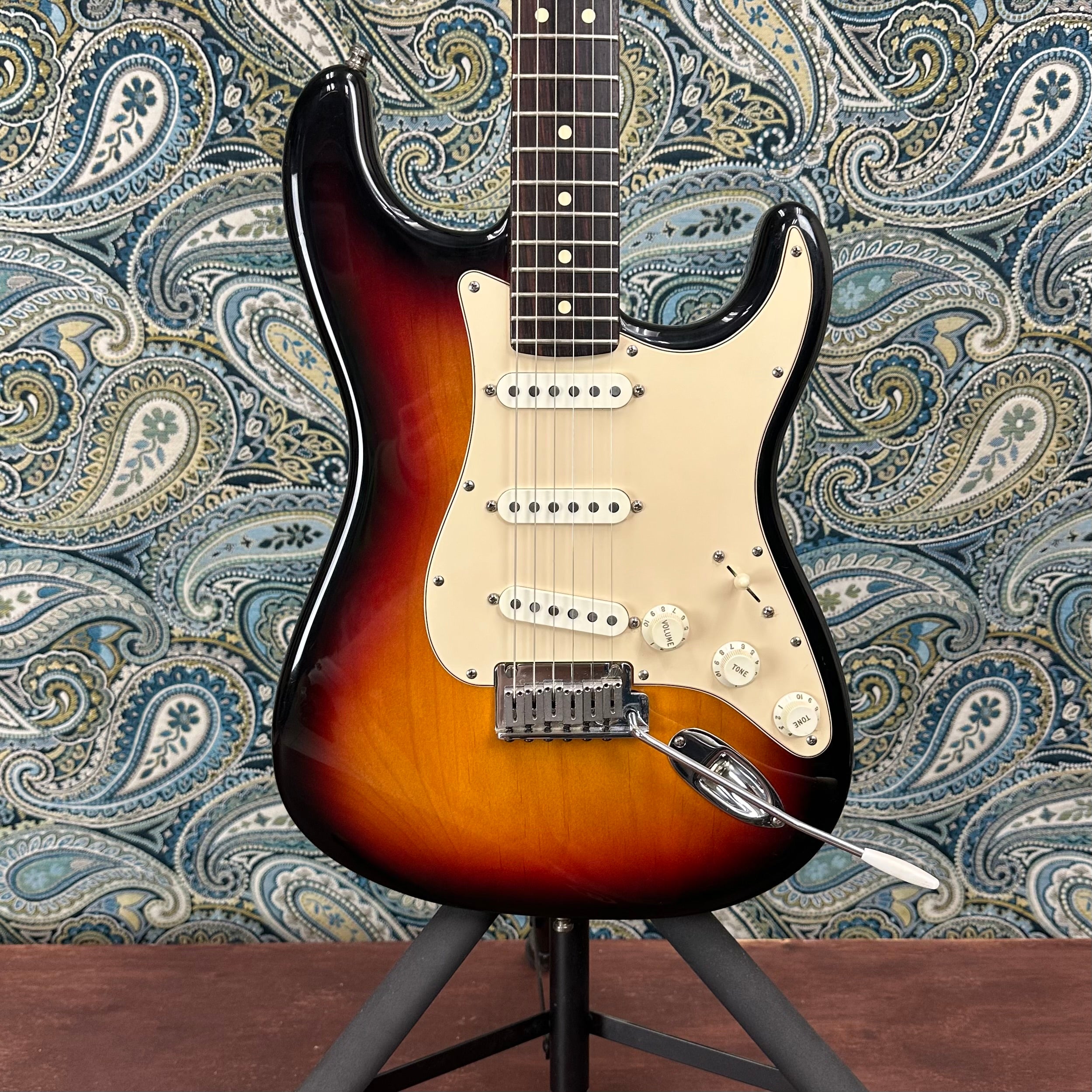Used Fender American Series Stratocaster 2002 3-Color Sunburst w/Hard Case