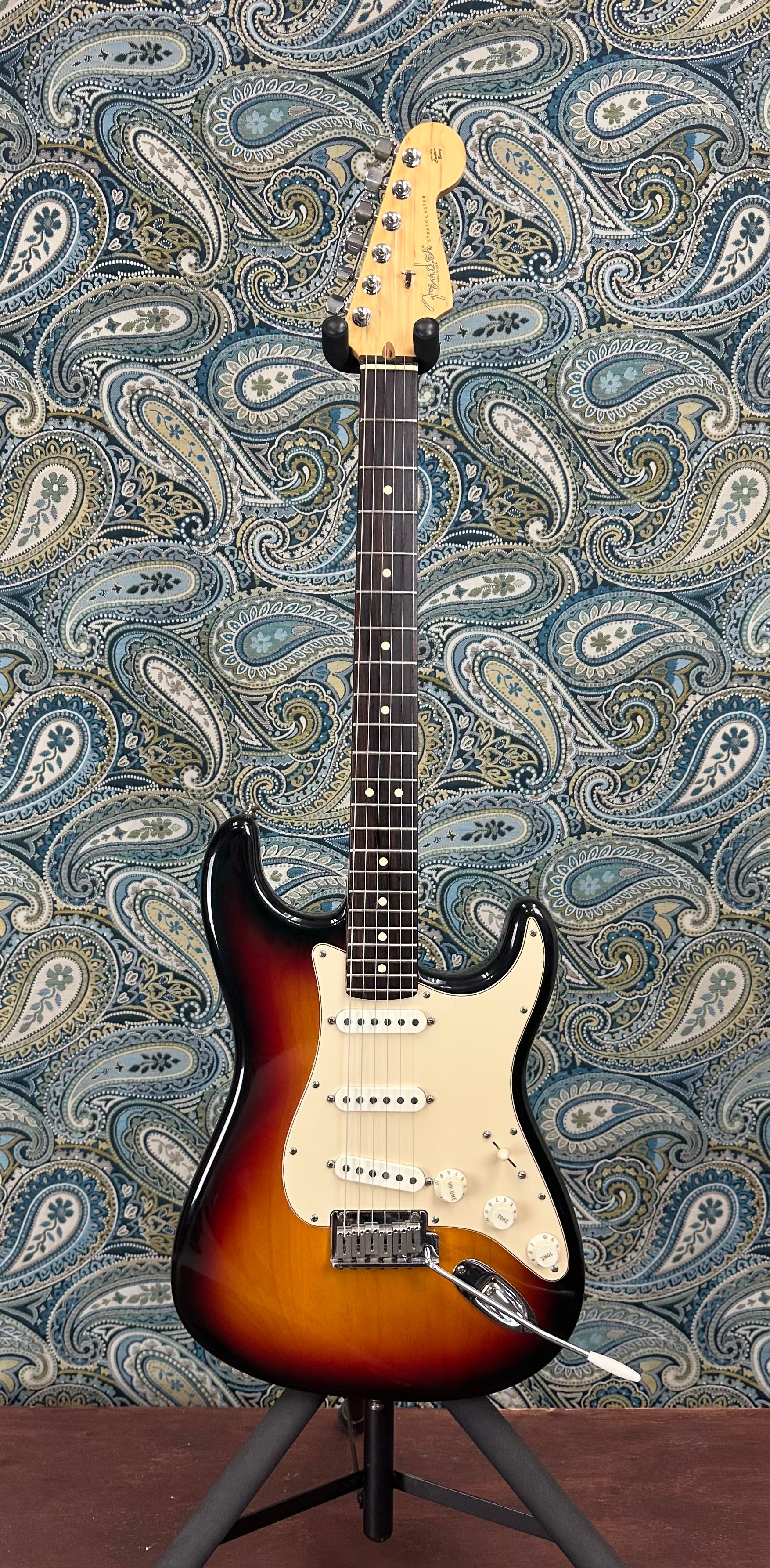 Used Fender American Series Stratocaster 2002 3-Color Sunburst w/Hard Case