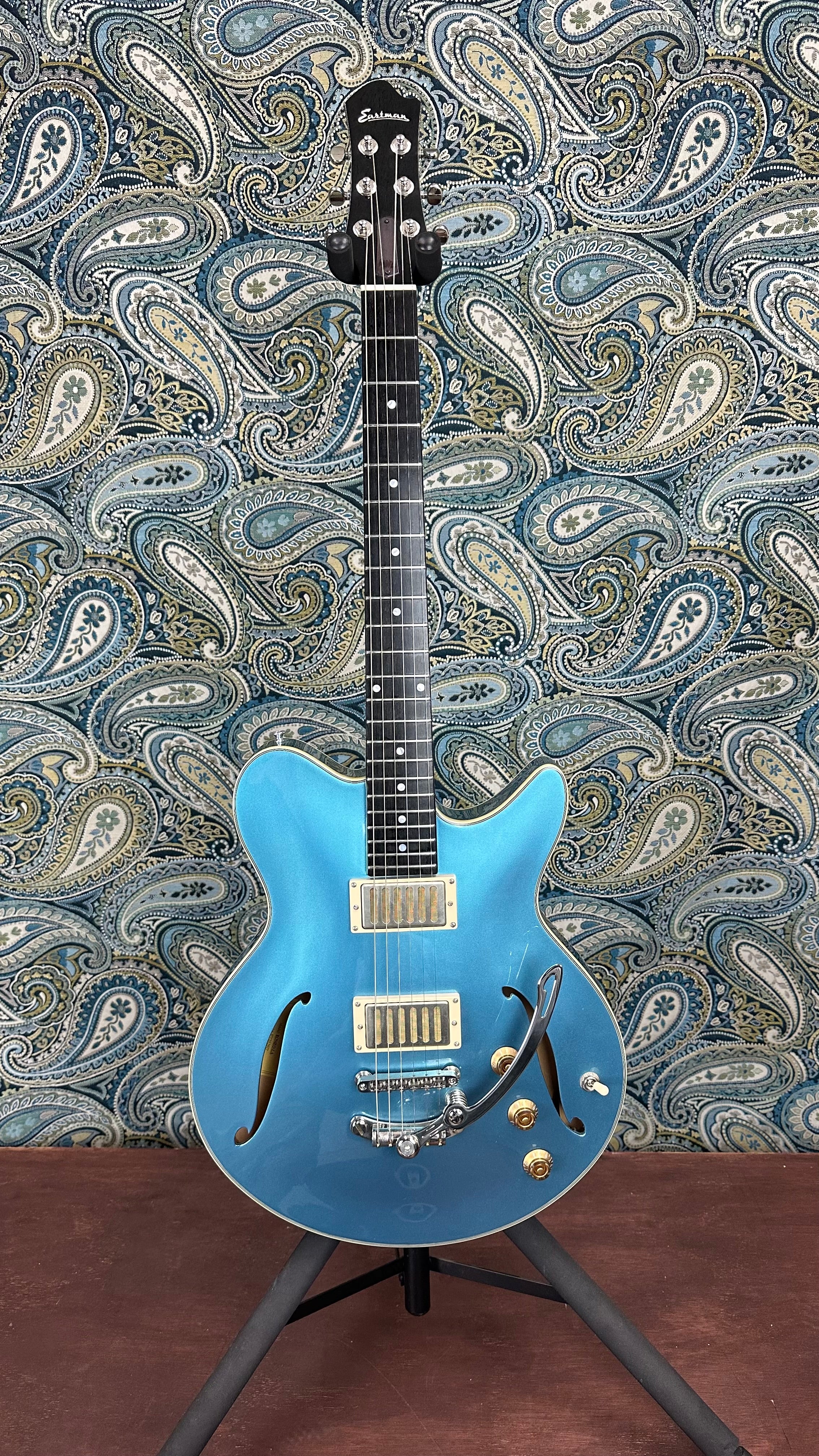 Used Eastman Romeo LA Thinline Semi-Hollow Electric Guitar Celestine Blue
